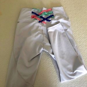 White fabletics power hold leggings in a small